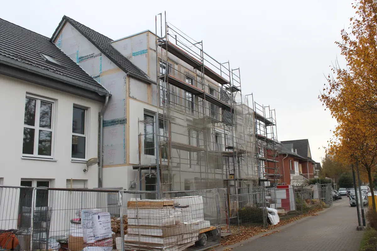 bauenX-Baustelle mit Gerüst und Material, Vor-Ort-Aufbau wie beim Poolbau